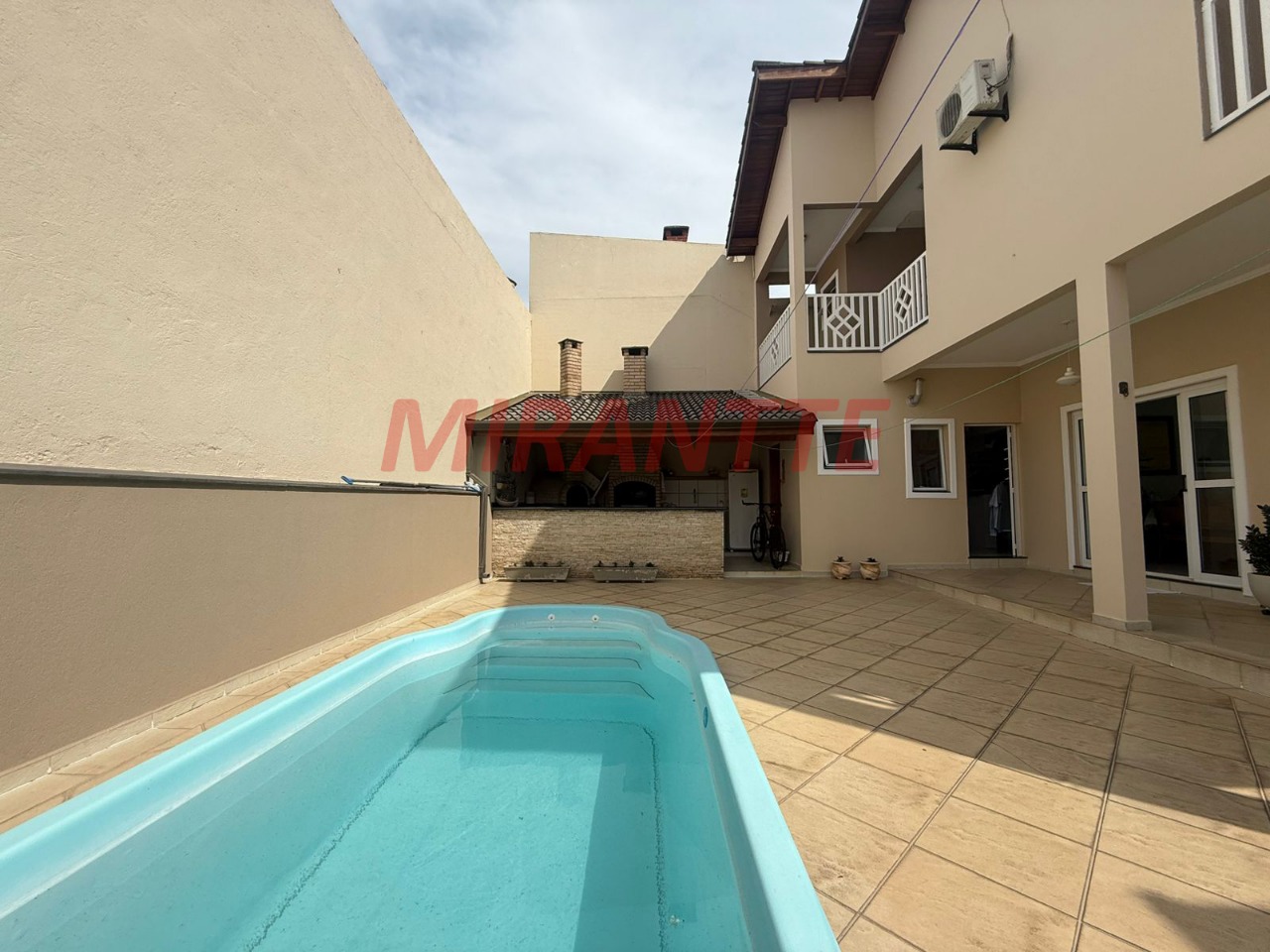 Sobrado de 280m² com 4 quartos em Jardim Guapíra