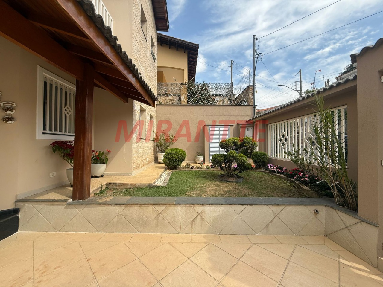 Sobrado de 280m² com 4 quartos em Jardim Guapíra