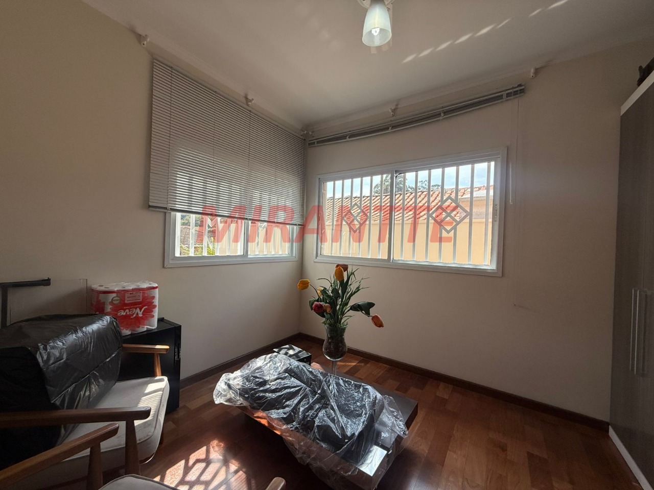 Sobrado de 280m² com 4 quartos em Jardim Guapíra