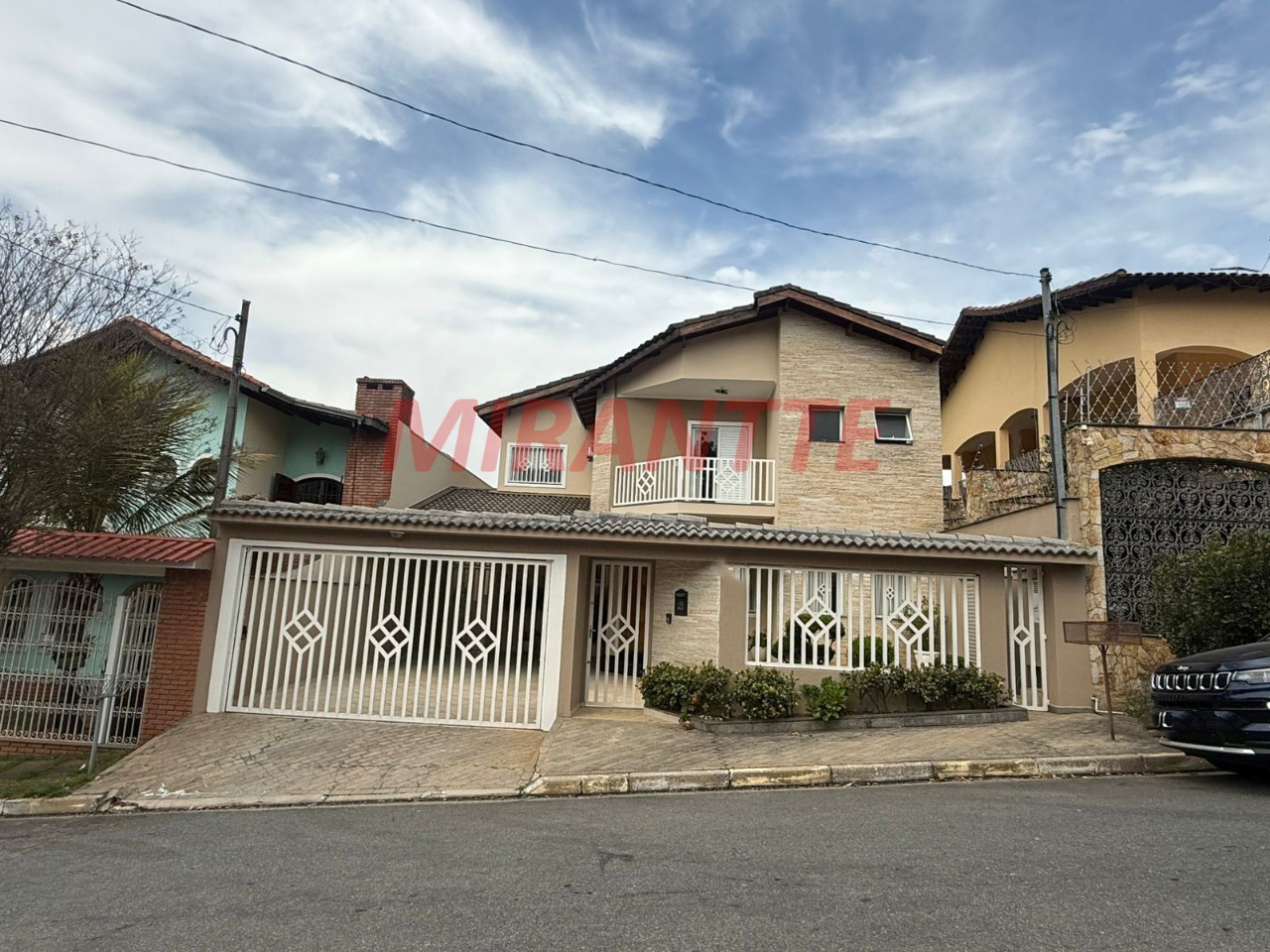Sobrado de 280m² com 4 quartos em Jardim Guapíra