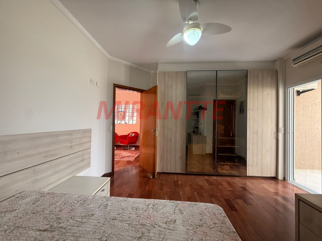 Sobrado de 280m² com 4 quartos em Jardim Guapíra