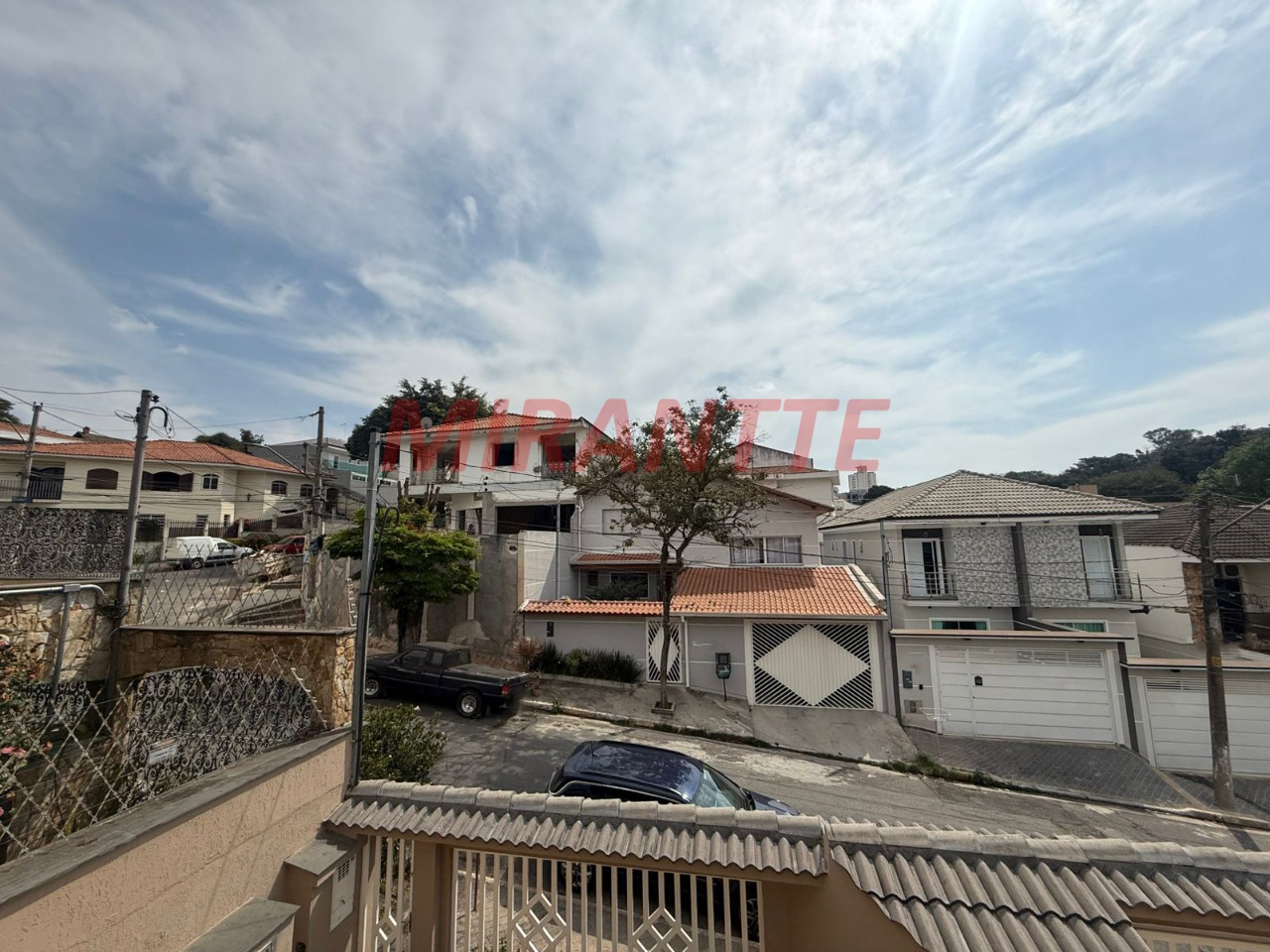 Sobrado de 280m² com 4 quartos em Jardim Guapíra
