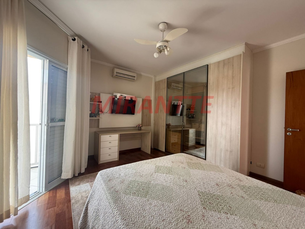 Sobrado de 280m² com 4 quartos em Jardim Guapíra