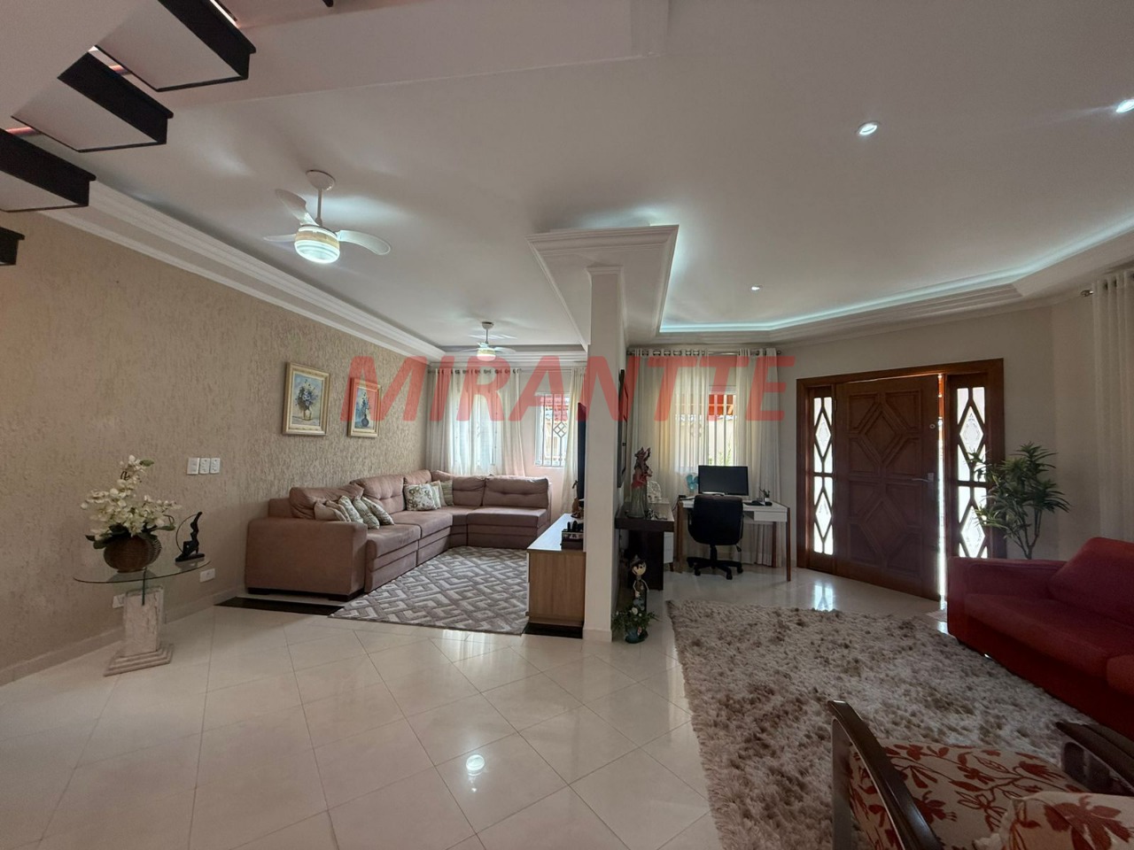 Sobrado de 280m² com 4 quartos em Jardim Guapíra