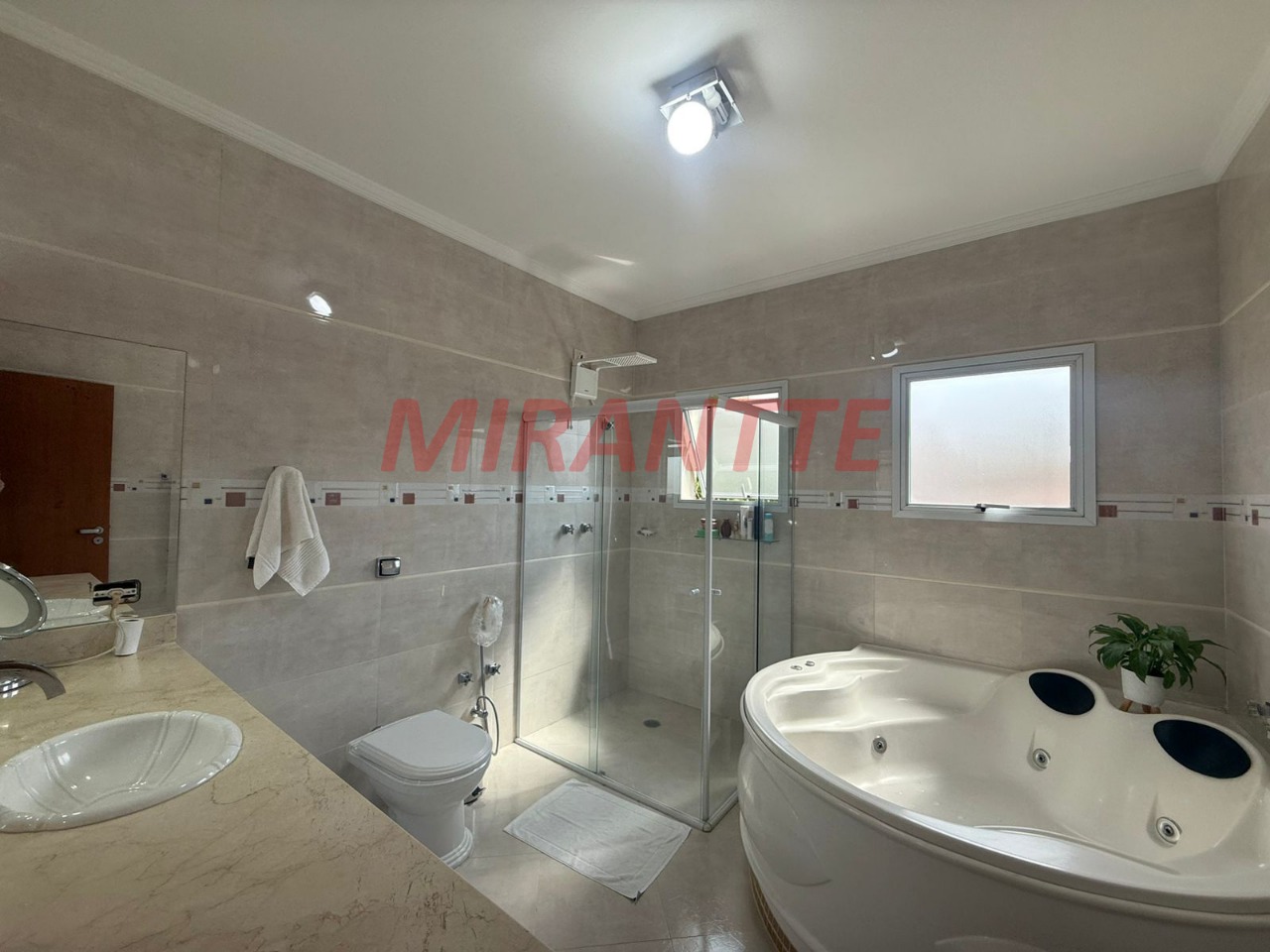 Sobrado de 280m² com 4 quartos em Jardim Guapíra