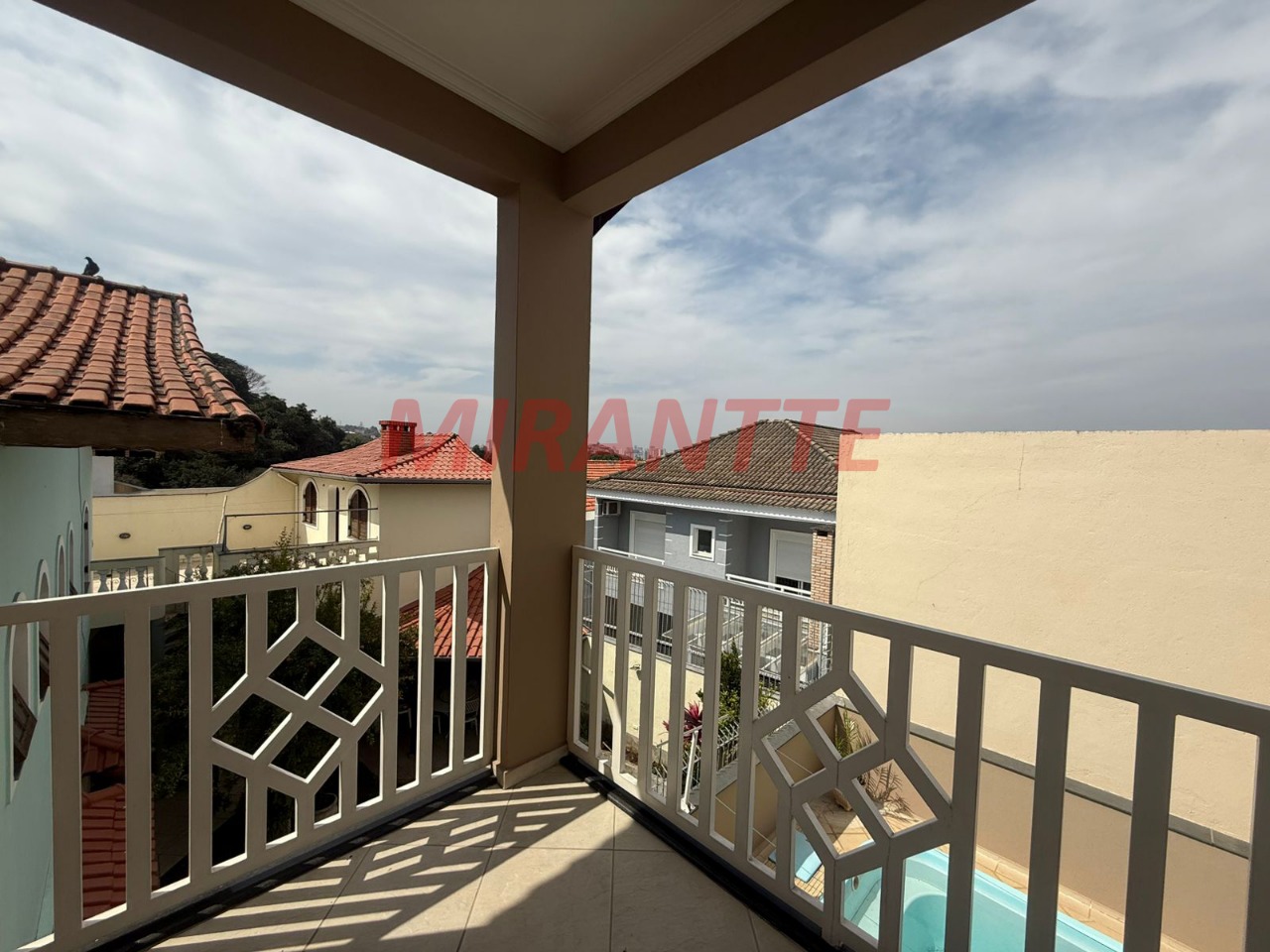 Sobrado de 280m² com 4 quartos em Jardim Guapíra