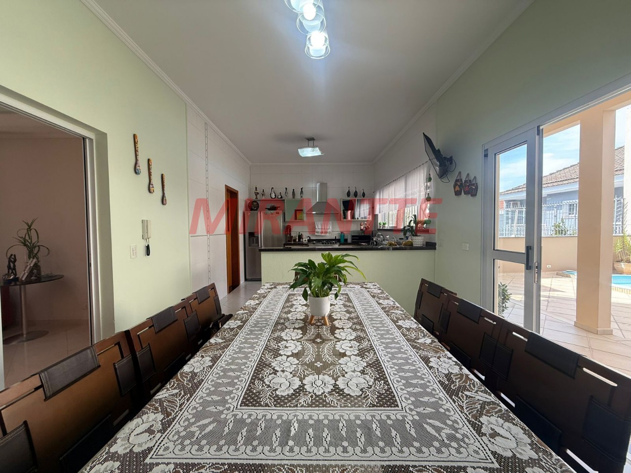 Sobrado de 280m² com 4 quartos em Jardim Guapíra