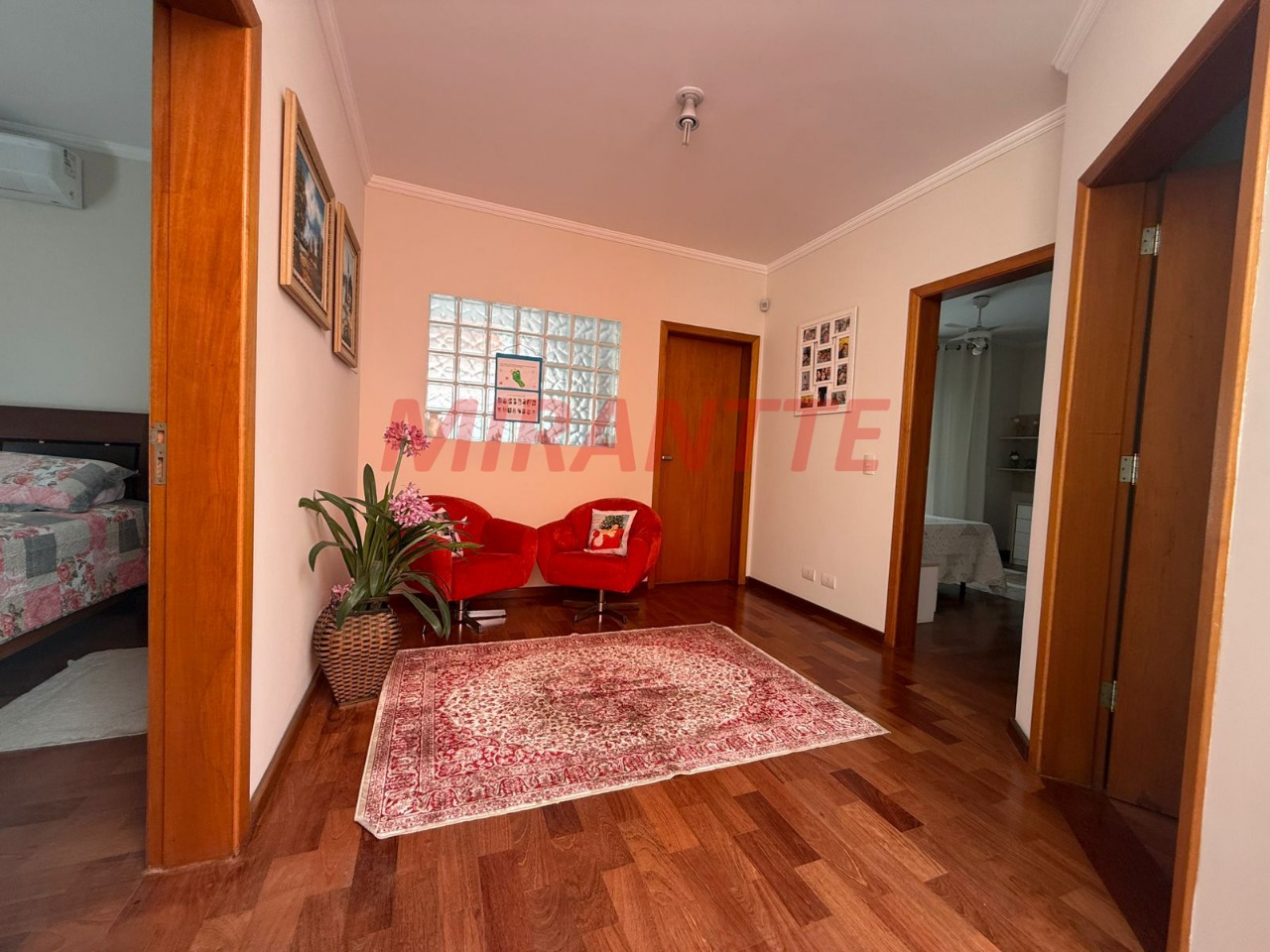 Sobrado de 280m² com 4 quartos em Jardim Guapíra