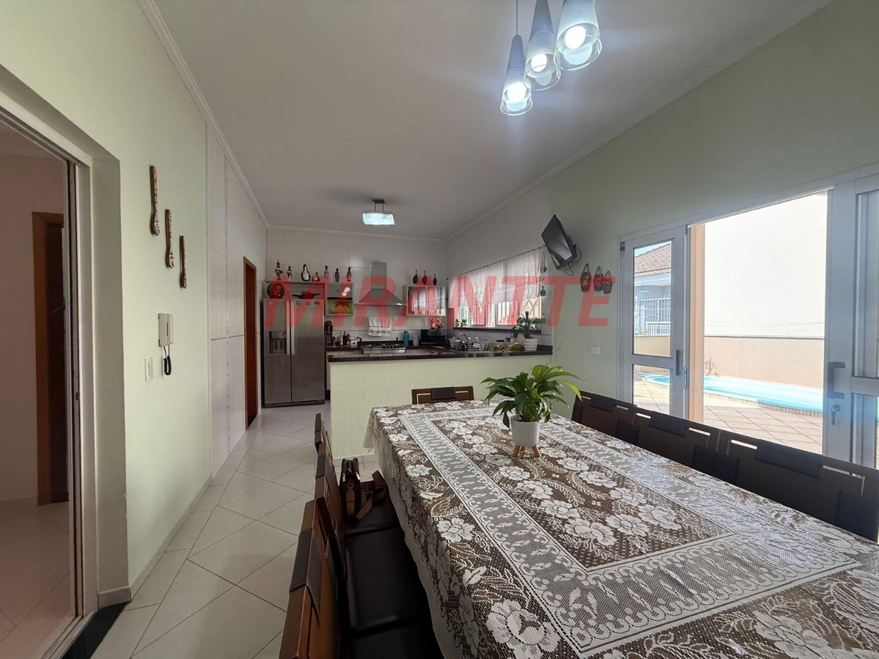 Sobrado de 280m² com 4 quartos em Jardim Guapíra