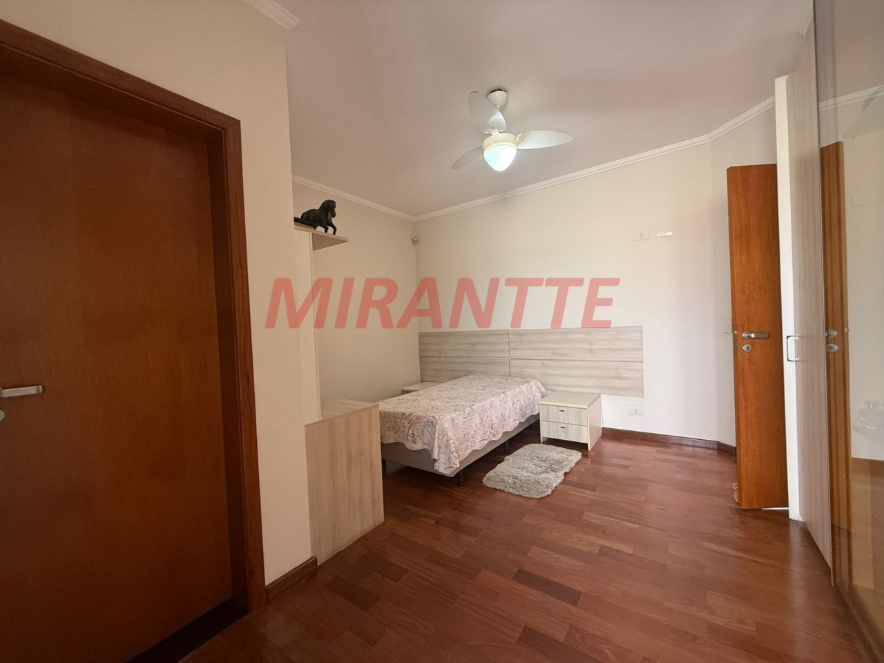 Sobrado de 280m² com 4 quartos em Jardim Guapíra