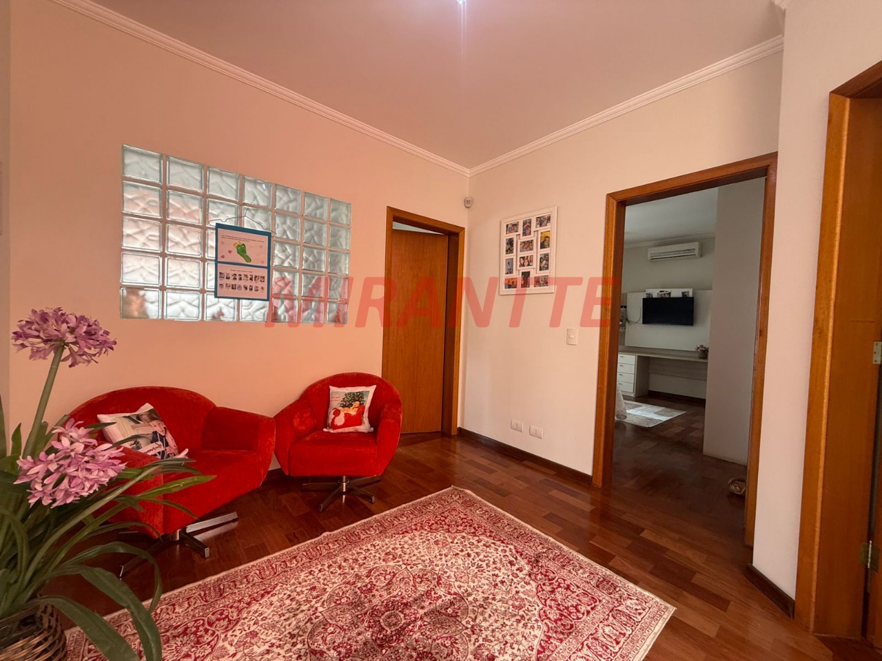 Sobrado de 280m² com 4 quartos em Jardim Guapíra