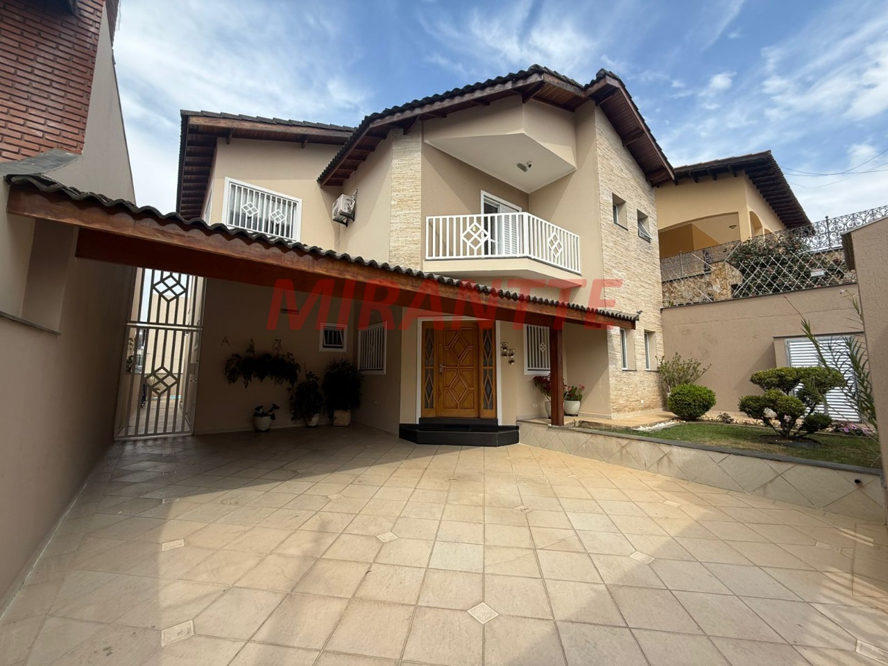 Sobrado de 280m² com 4 quartos em Jardim Guapíra