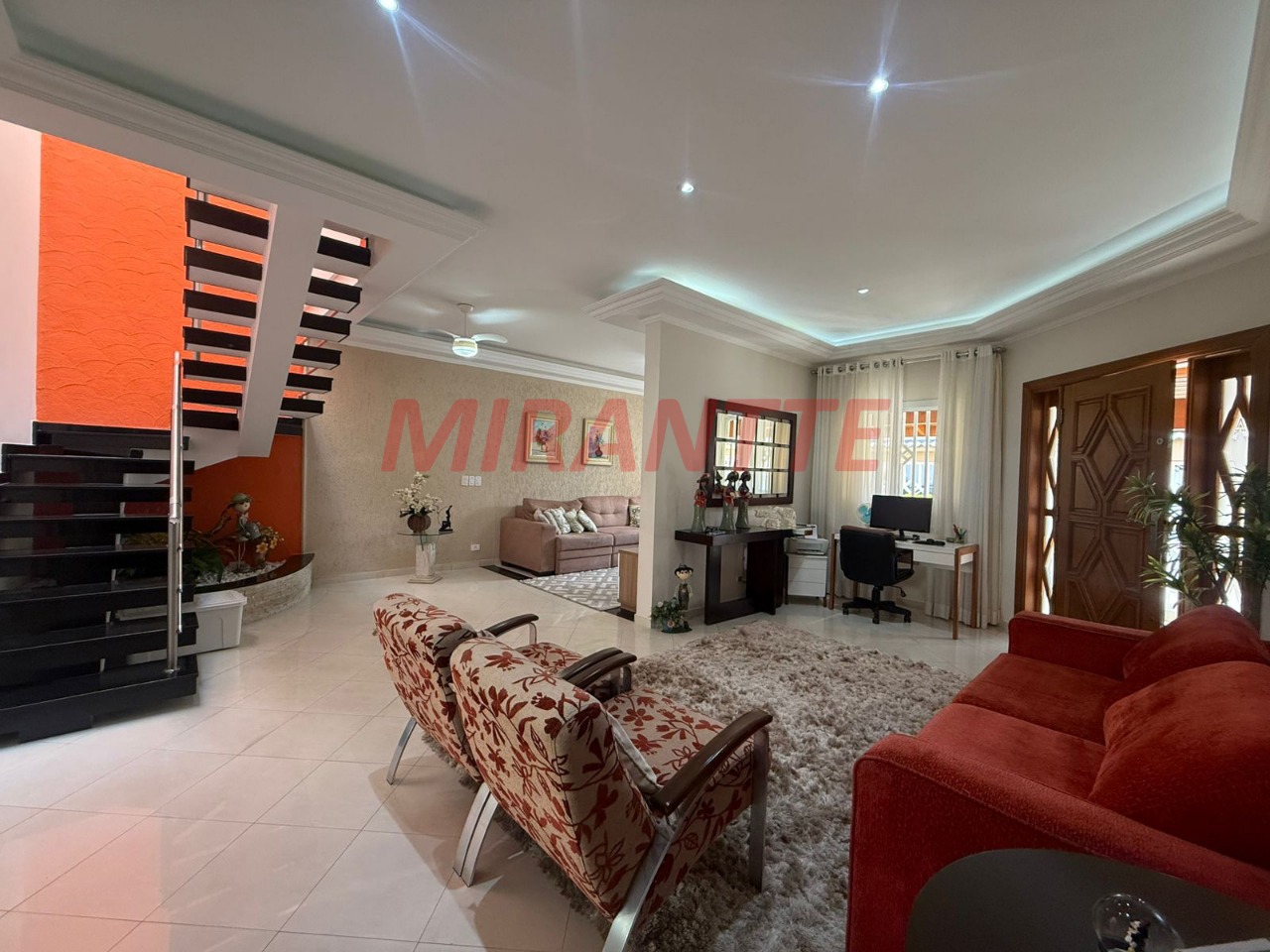 Sobrado de 280m² com 4 quartos em Jardim Guapíra