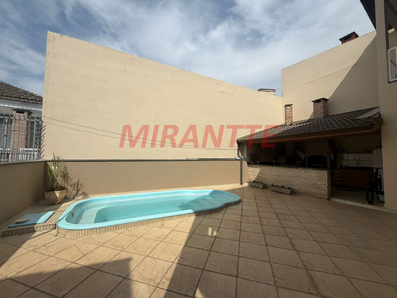 Sobrado de 280m² com 4 quartos em Jardim Guapíra