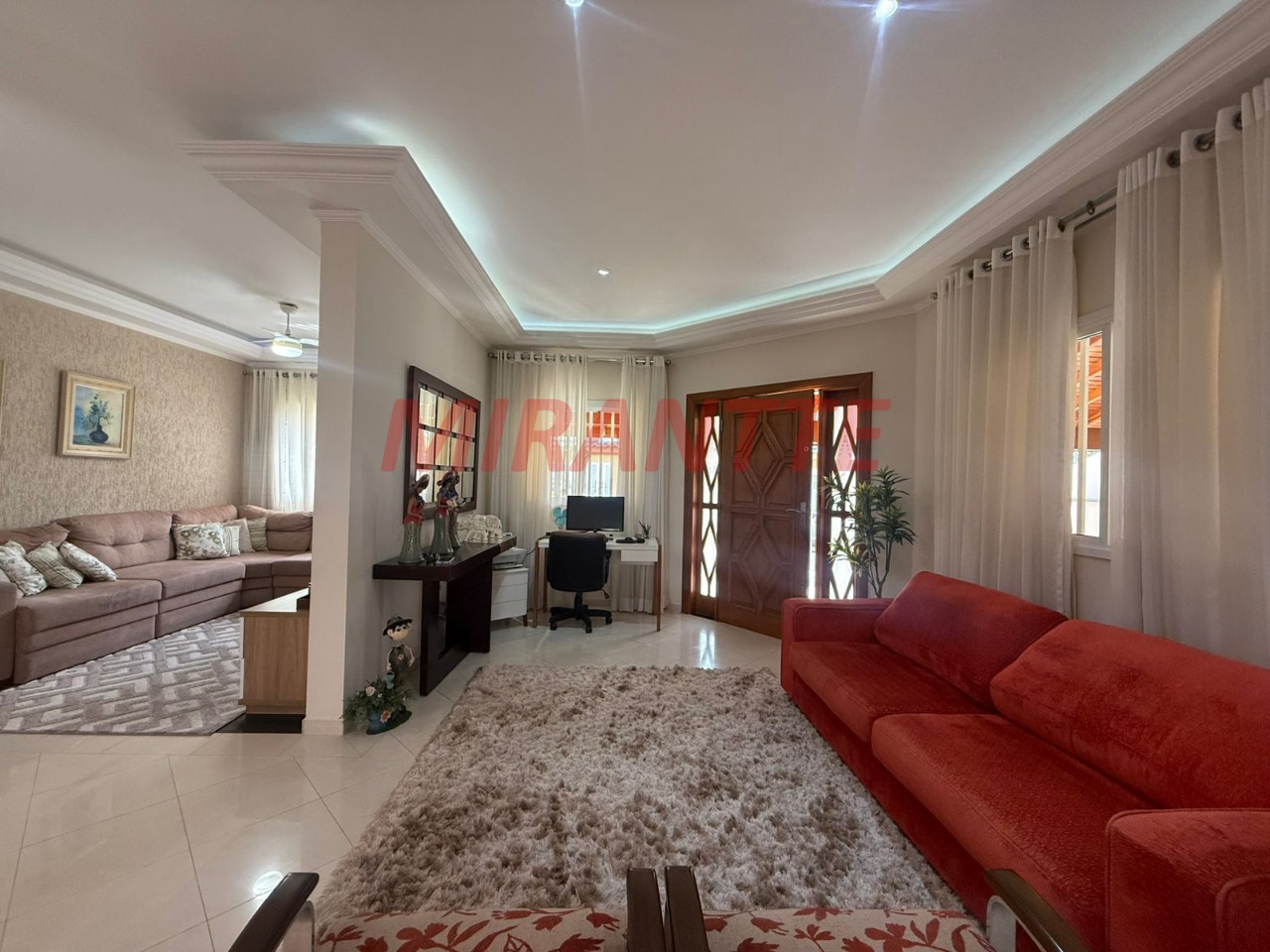 Sobrado de 280m² com 4 quartos em Jardim Guapíra