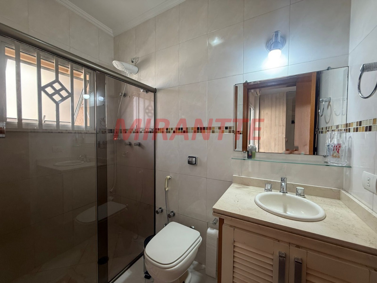 Sobrado de 280m² com 4 quartos em Jardim Guapíra