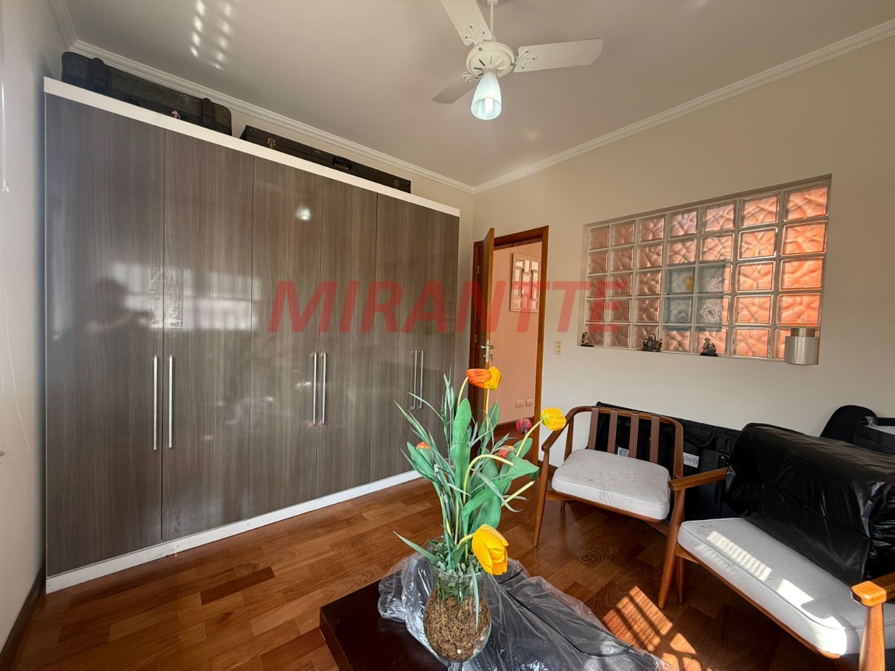 Sobrado de 280m² com 4 quartos em Jardim Guapíra