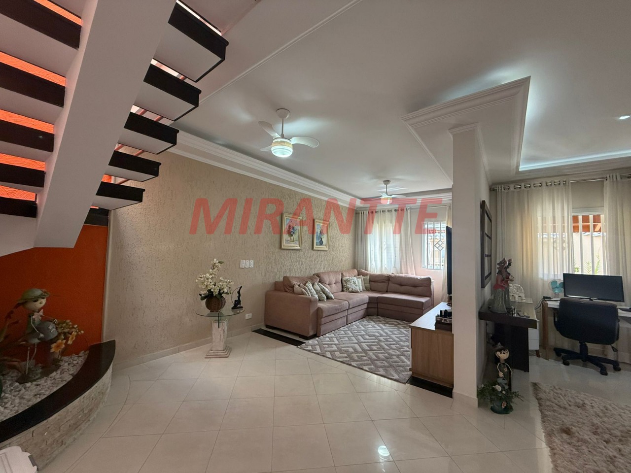 Sobrado de 280m² com 4 quartos em Jardim Guapíra