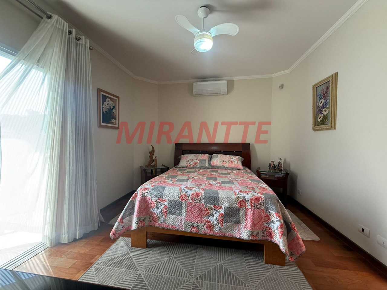 Sobrado de 280m² com 4 quartos em Jardim Guapíra