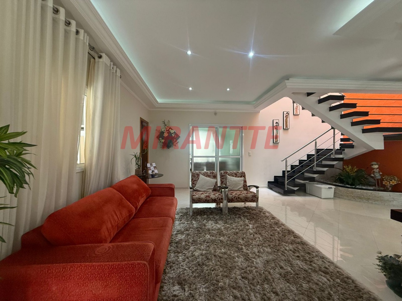 Sobrado de 280m² com 4 quartos em Jardim Guapíra