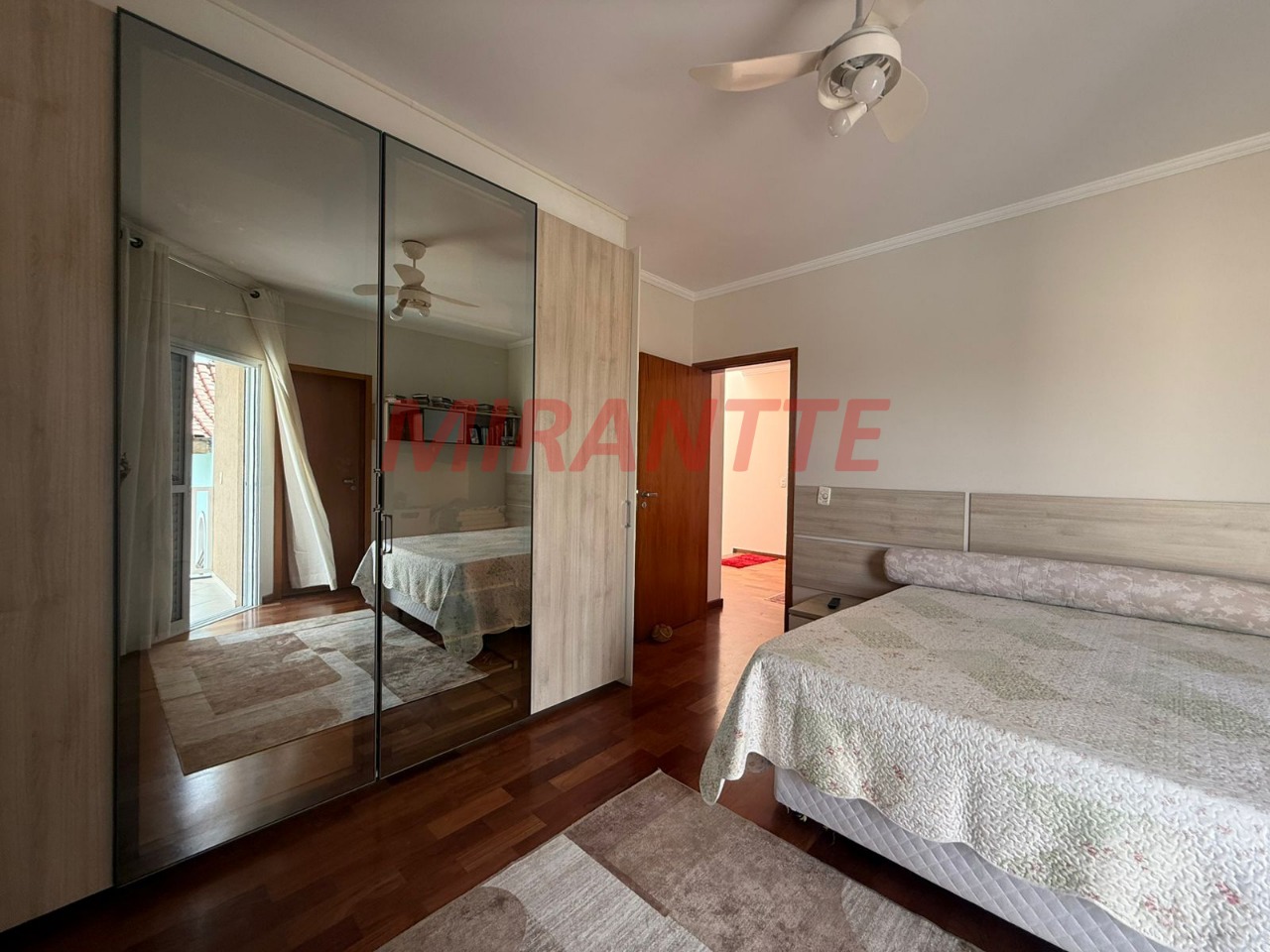 Sobrado de 280m² com 4 quartos em Jardim Guapíra