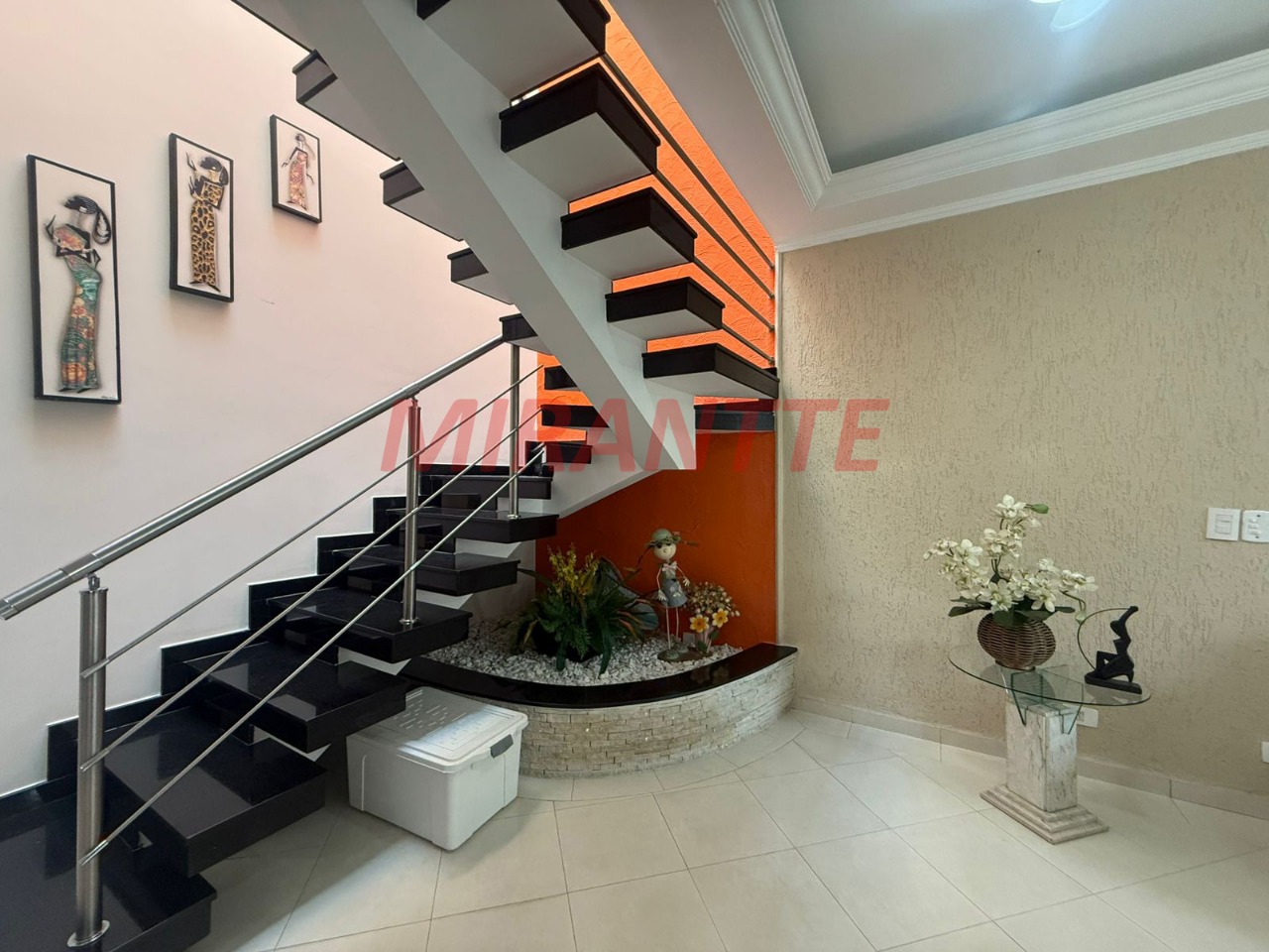 Sobrado de 280m² com 4 quartos em Jardim Guapíra