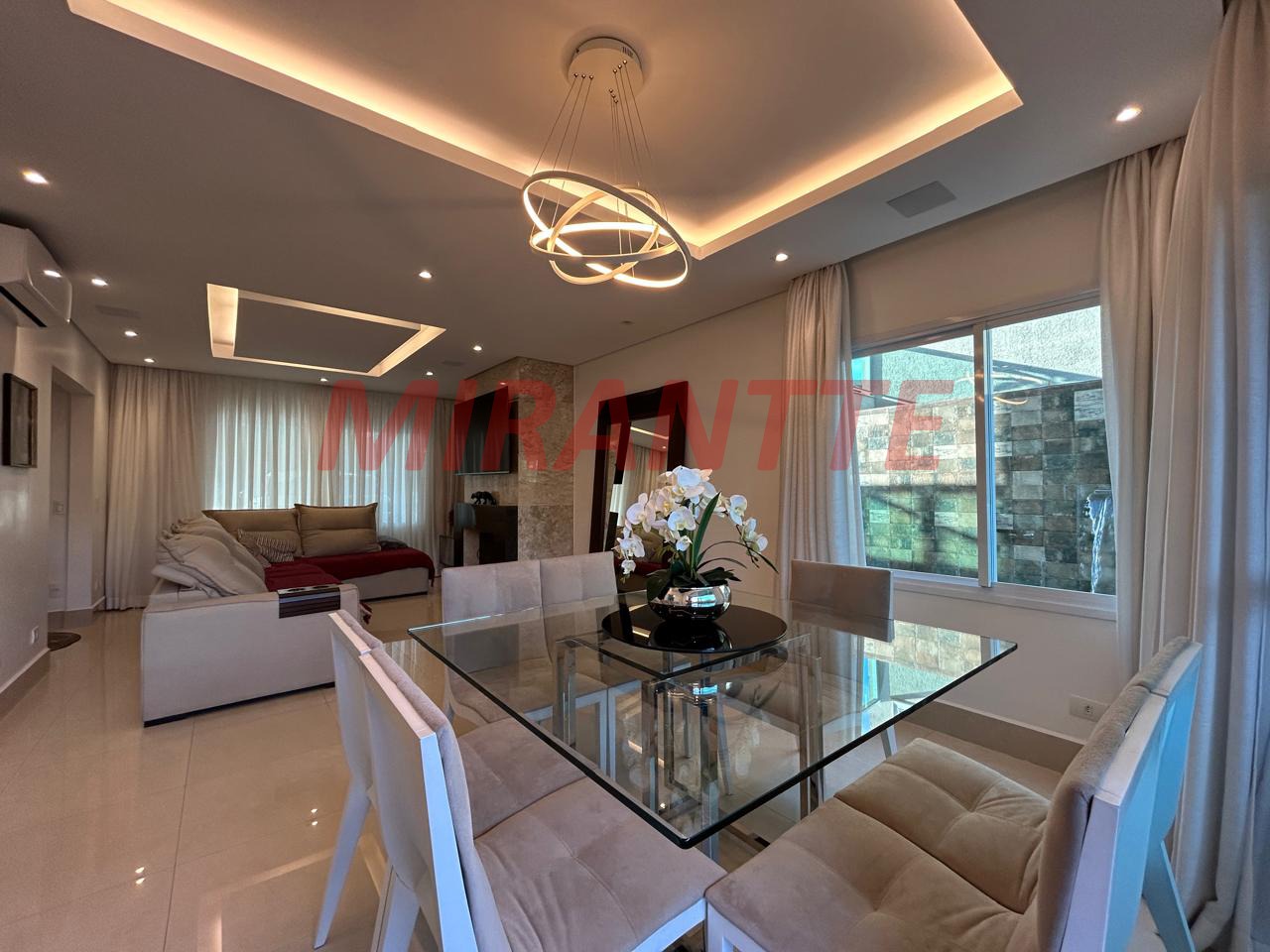 Cond. fechado de 350m² com 4 quartos em Tremembe