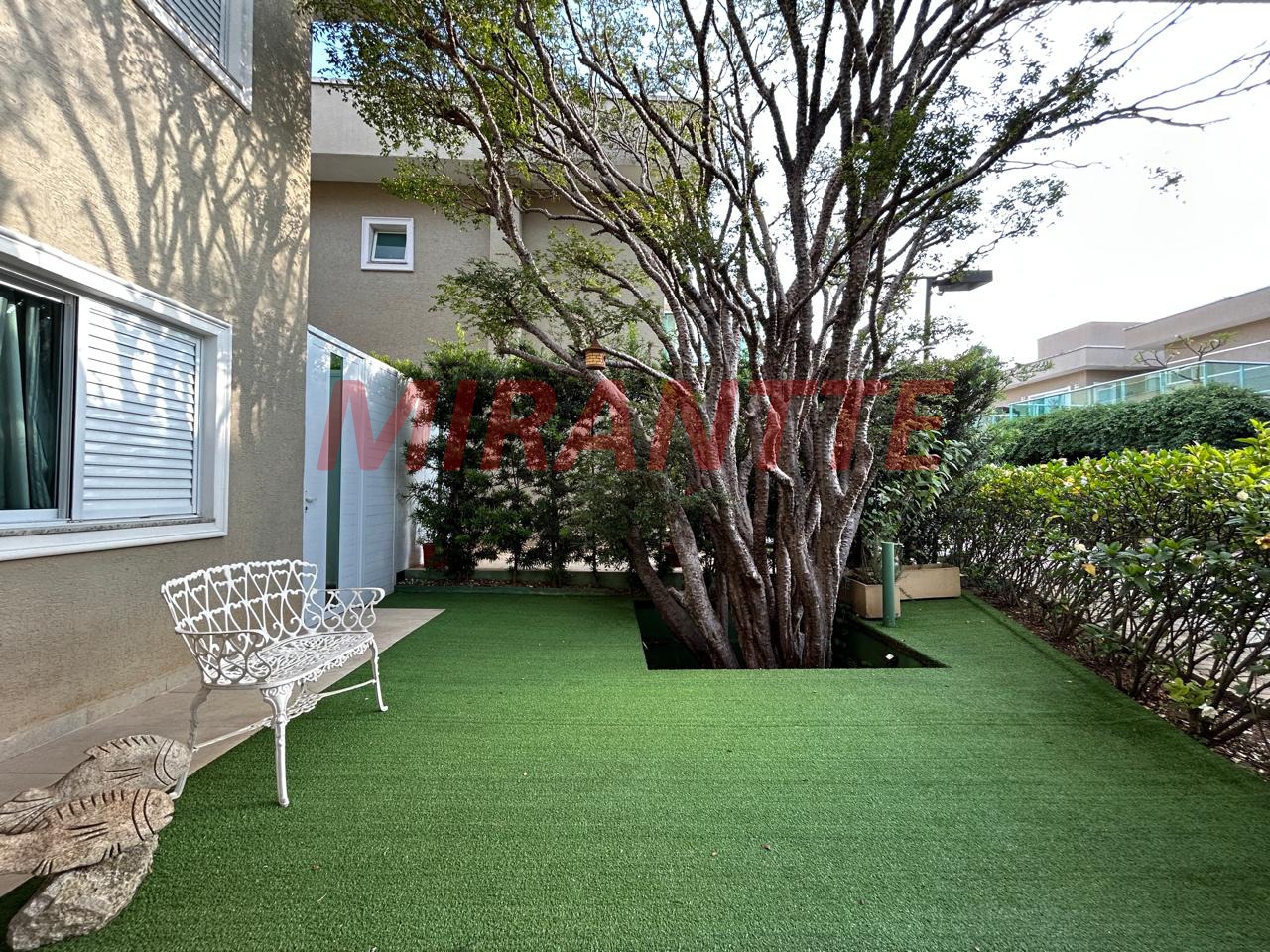 Cond. fechado de 350m² com 4 quartos em Tremembe