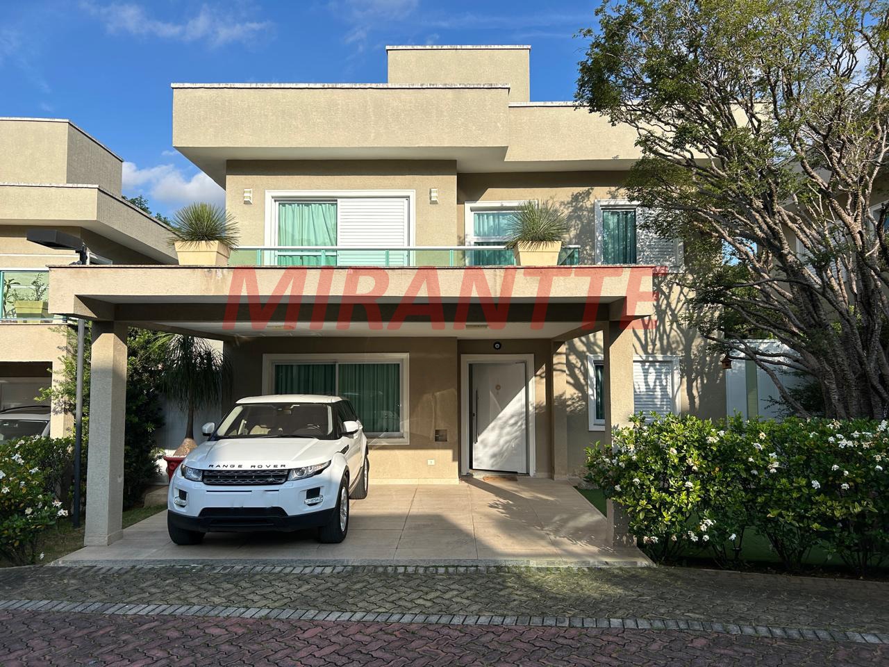 Cond. fechado de 350m² com 4 quartos em Tremembe