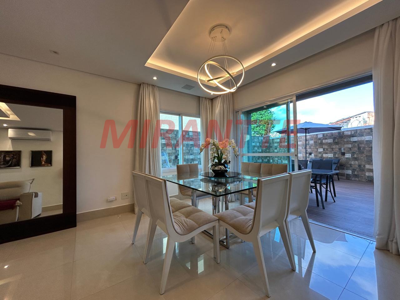 Cond. fechado de 350m² com 4 quartos em Tremembe