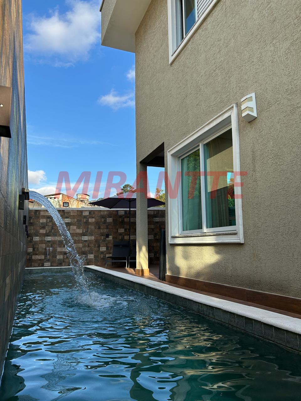 Cond. fechado de 350m² com 4 quartos em Tremembe