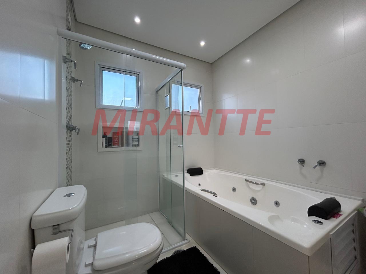 Cond. fechado de 350m² com 4 quartos em Tremembe