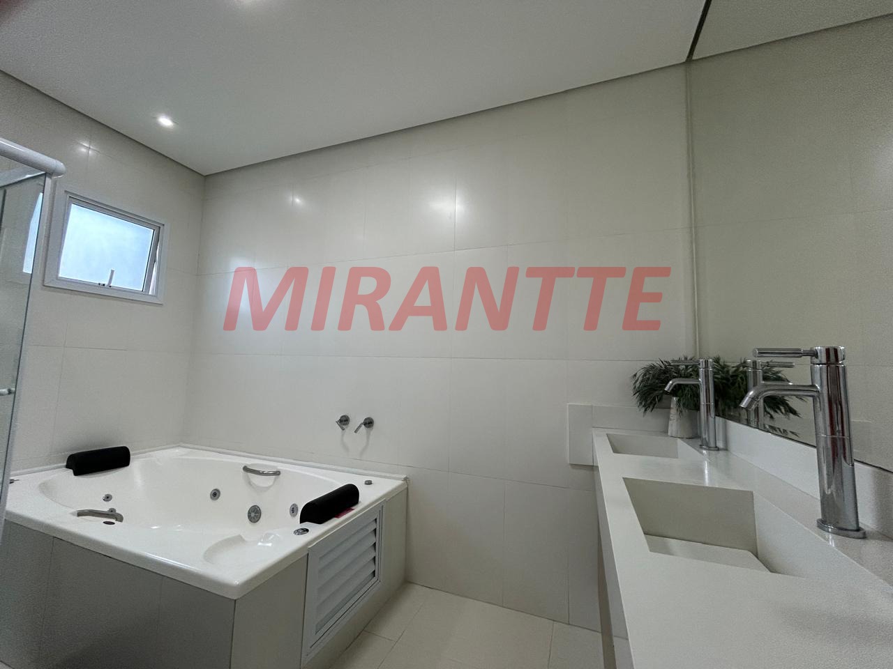 Cond. fechado de 350m² com 4 quartos em Tremembe