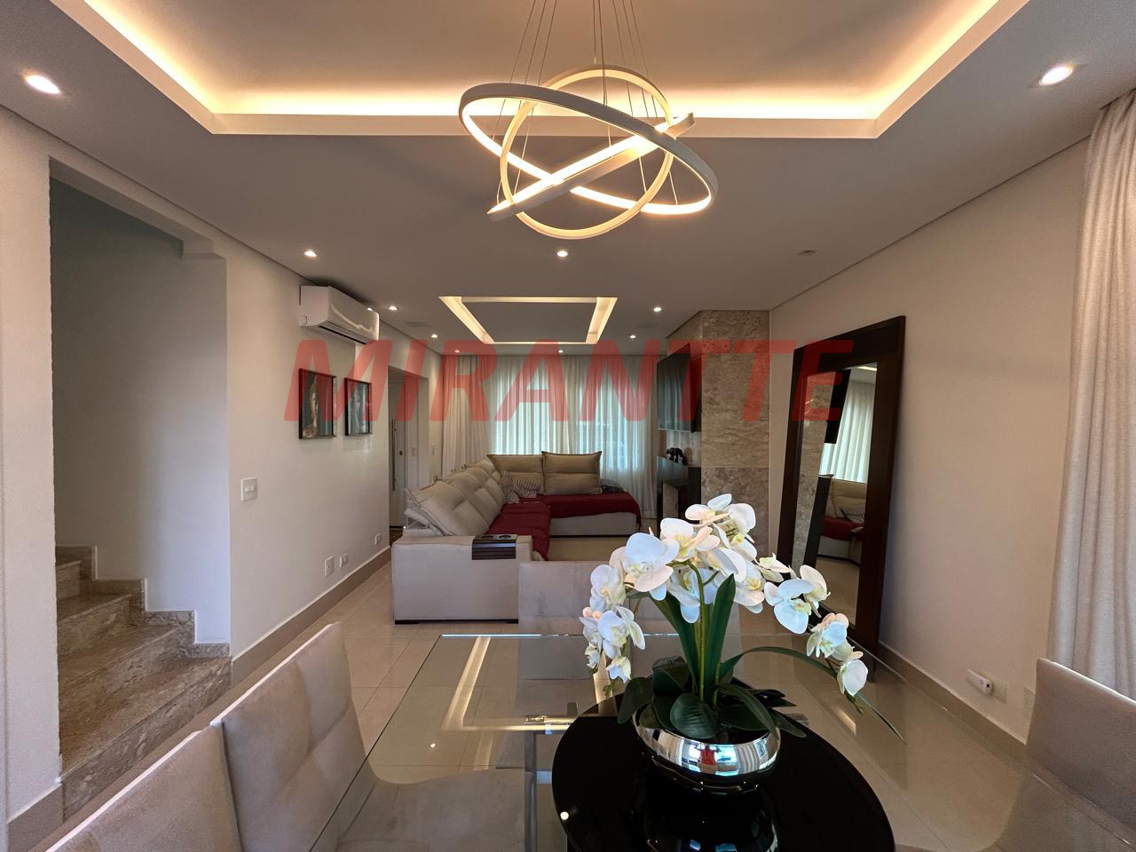 Cond. fechado de 350m² com 4 quartos em Tremembe