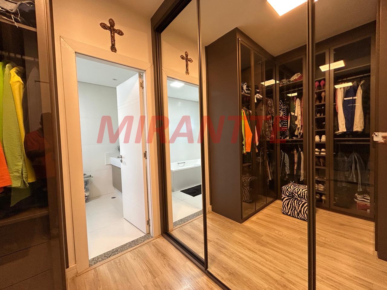 Cond. fechado de 350m² com 4 quartos em Tremembe