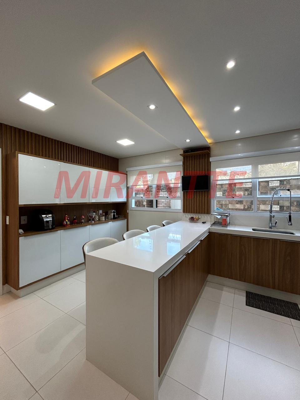 Cond. fechado de 350m² com 4 quartos em Tremembe