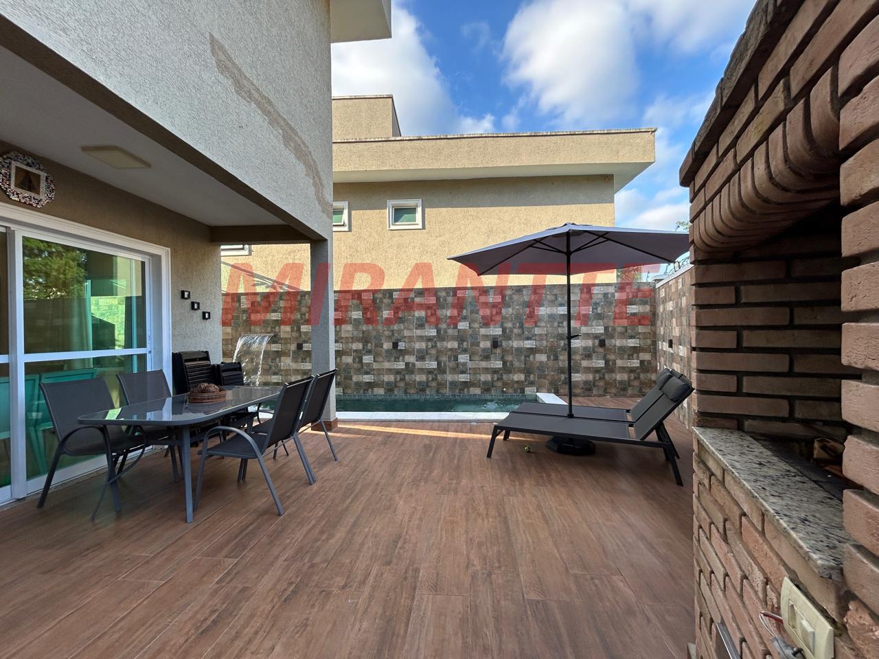 Cond. fechado de 350m² com 4 quartos em Tremembe