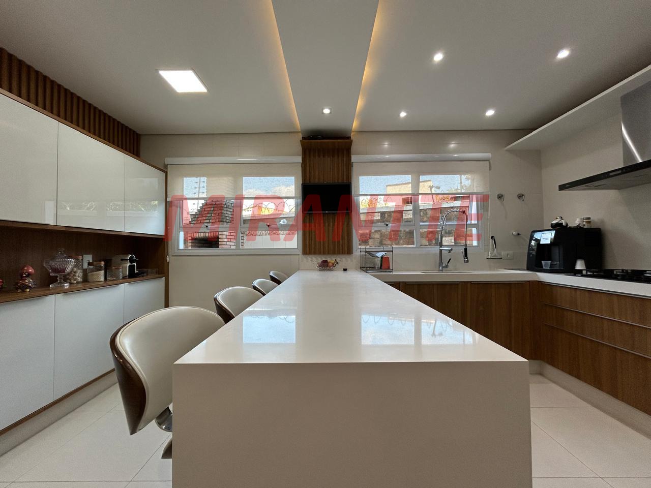 Cond. fechado de 350m² com 4 quartos em Tremembe