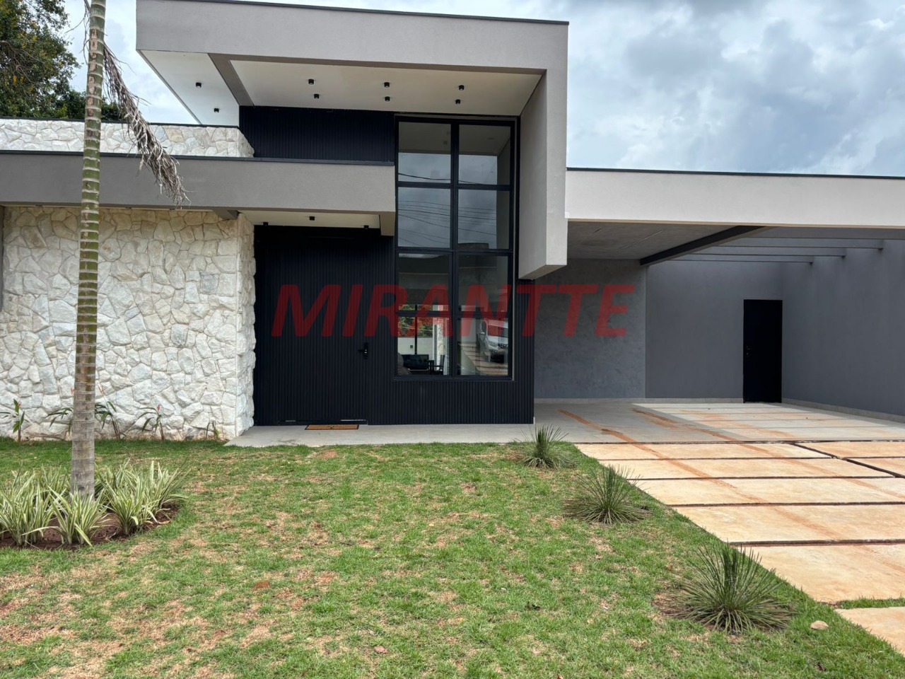 Cond. fechado de 174m² com 4 quartos em Ninho Verde II