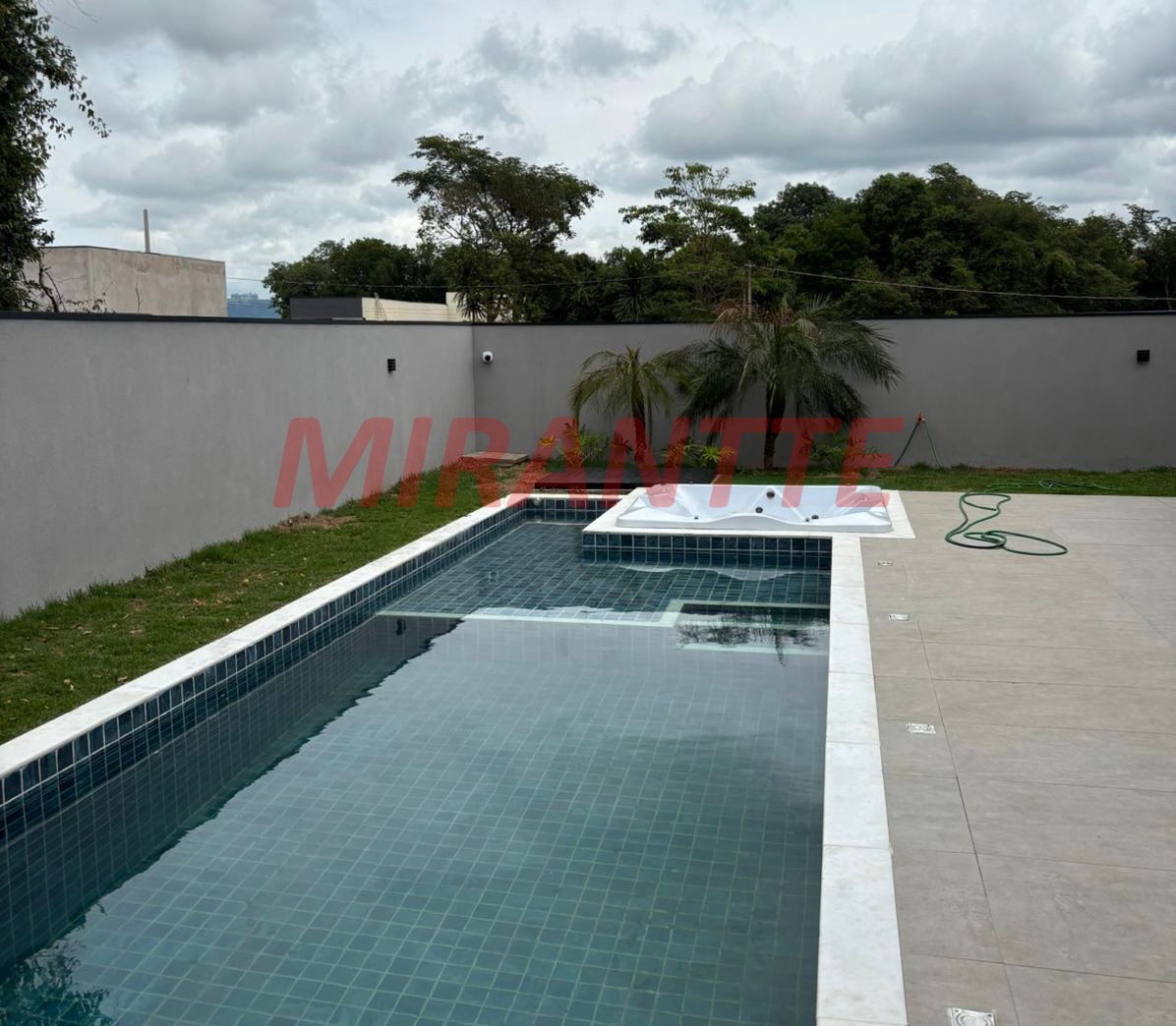 Cond. fechado de 174m² com 4 quartos em Ninho Verde II