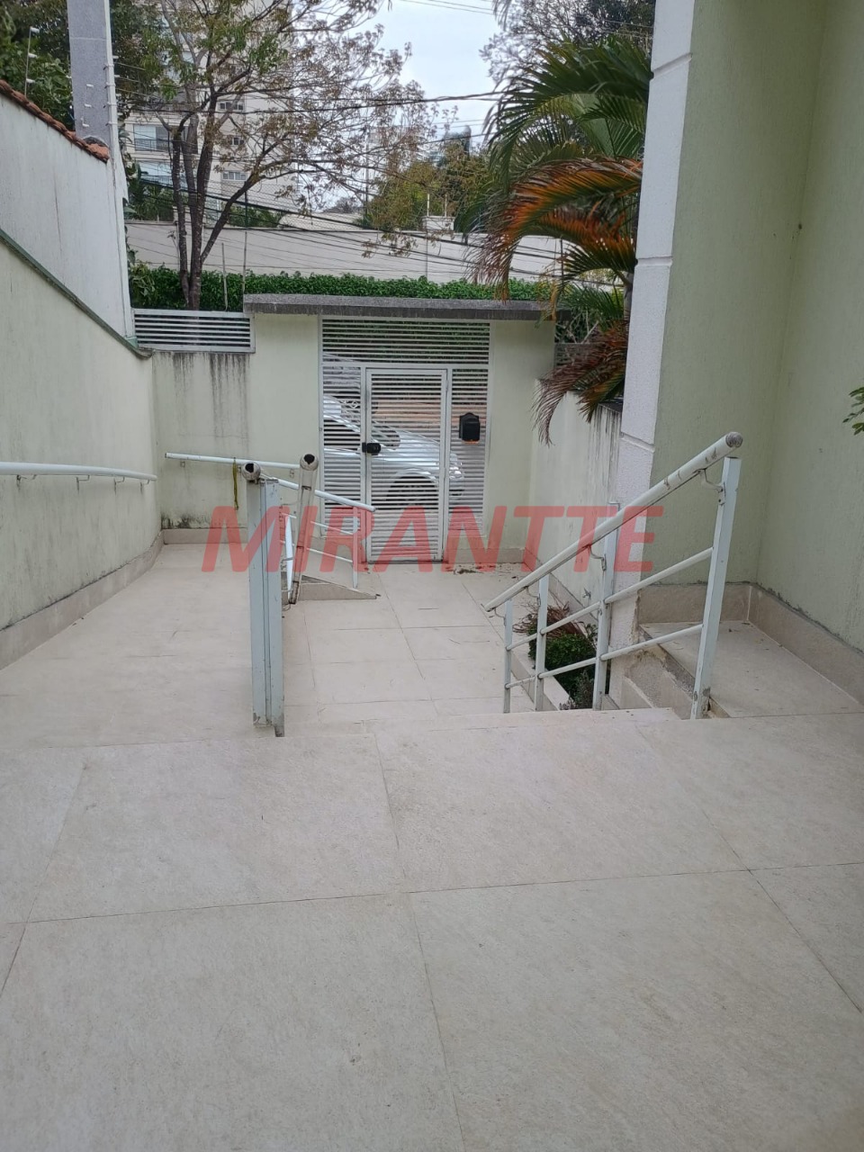 Cond. fechado de 242m² com 3 quartos em Santa Teresinha