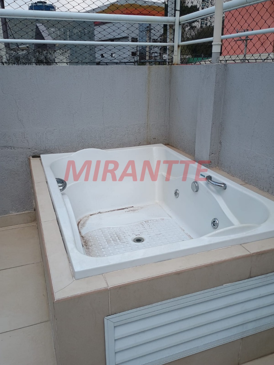 Cond. fechado de 242m² com 3 quartos em Santa Teresinha