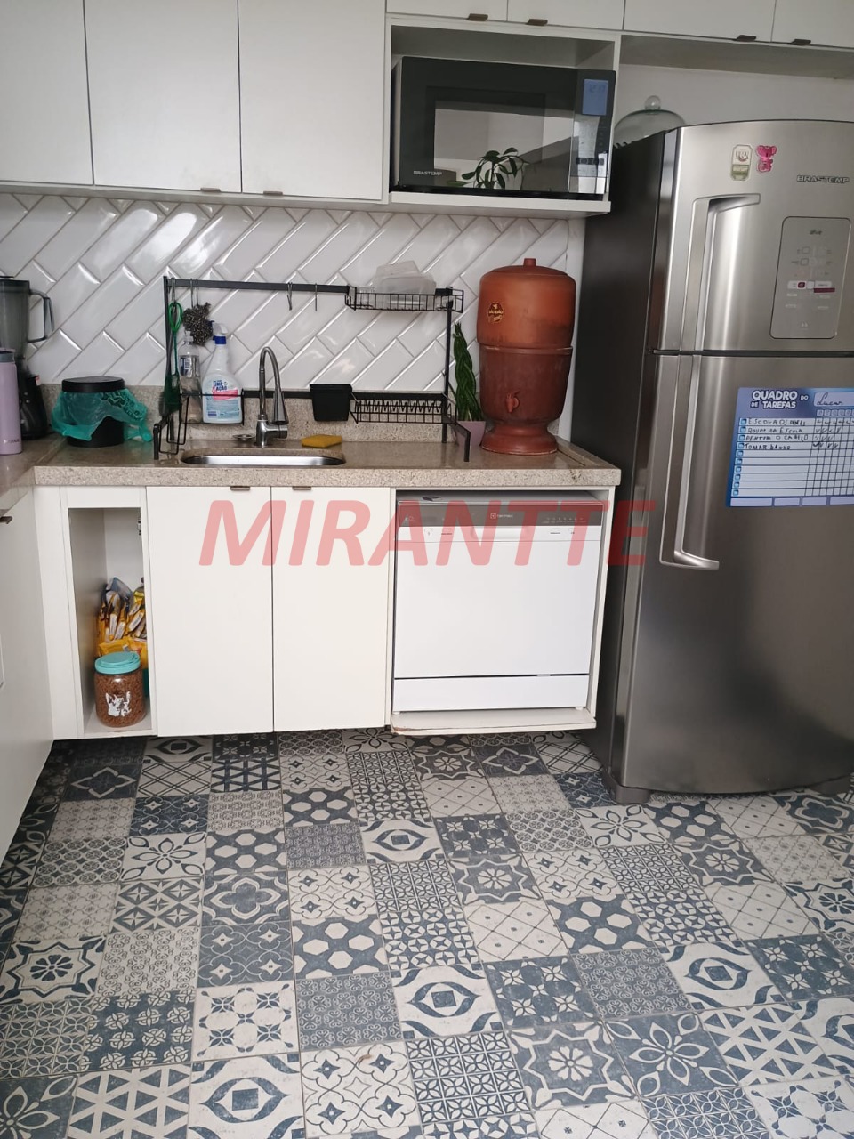 Cond. fechado de 242m² com 3 quartos em Santa Teresinha