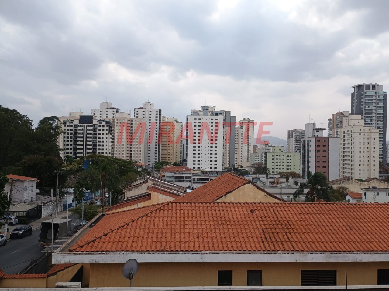 Cond. fechado de 242m² com 3 quartos em Santa Teresinha