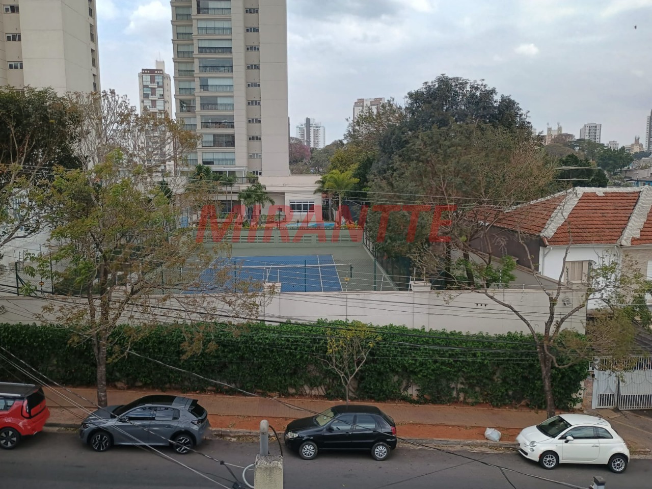 Cond. fechado de 242m² com 3 quartos em Santa Teresinha