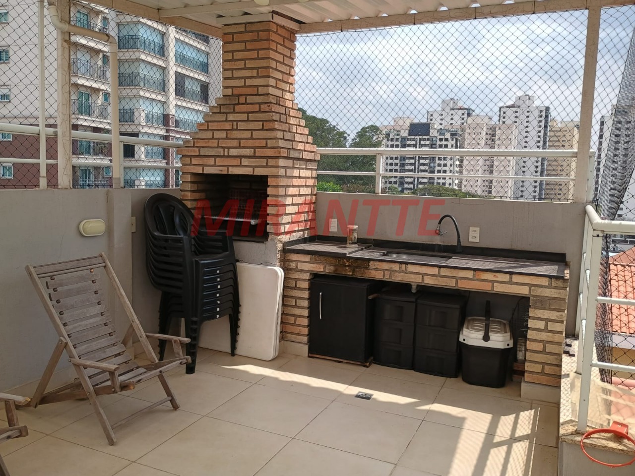Cond. fechado de 242m² com 3 quartos em Santa Teresinha