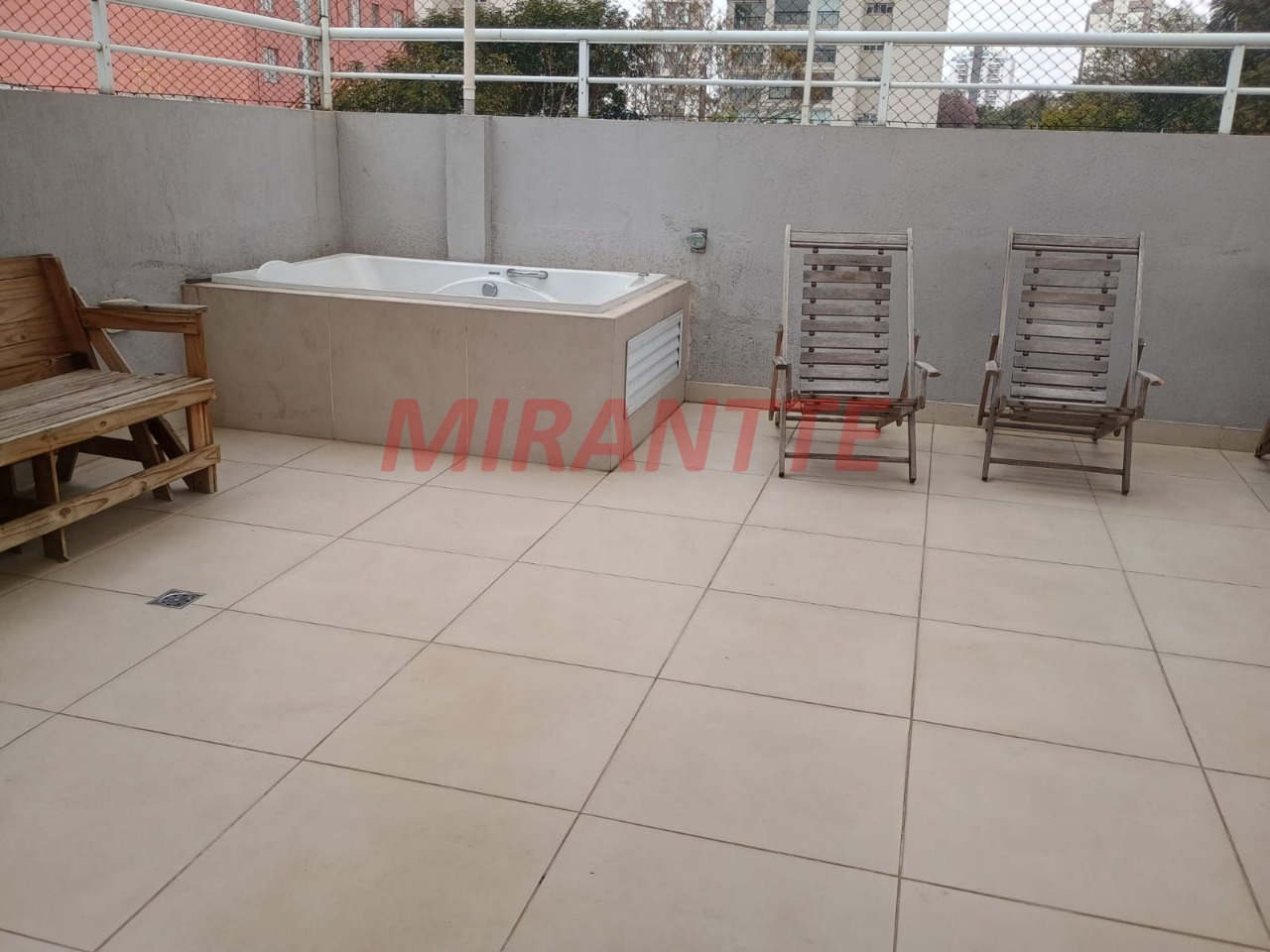 Cond. fechado de 242m² com 3 quartos em Santa Teresinha