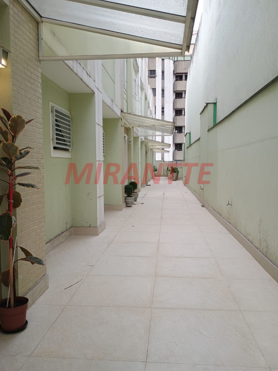 Cond. fechado de 242m² com 3 quartos em Santa Teresinha