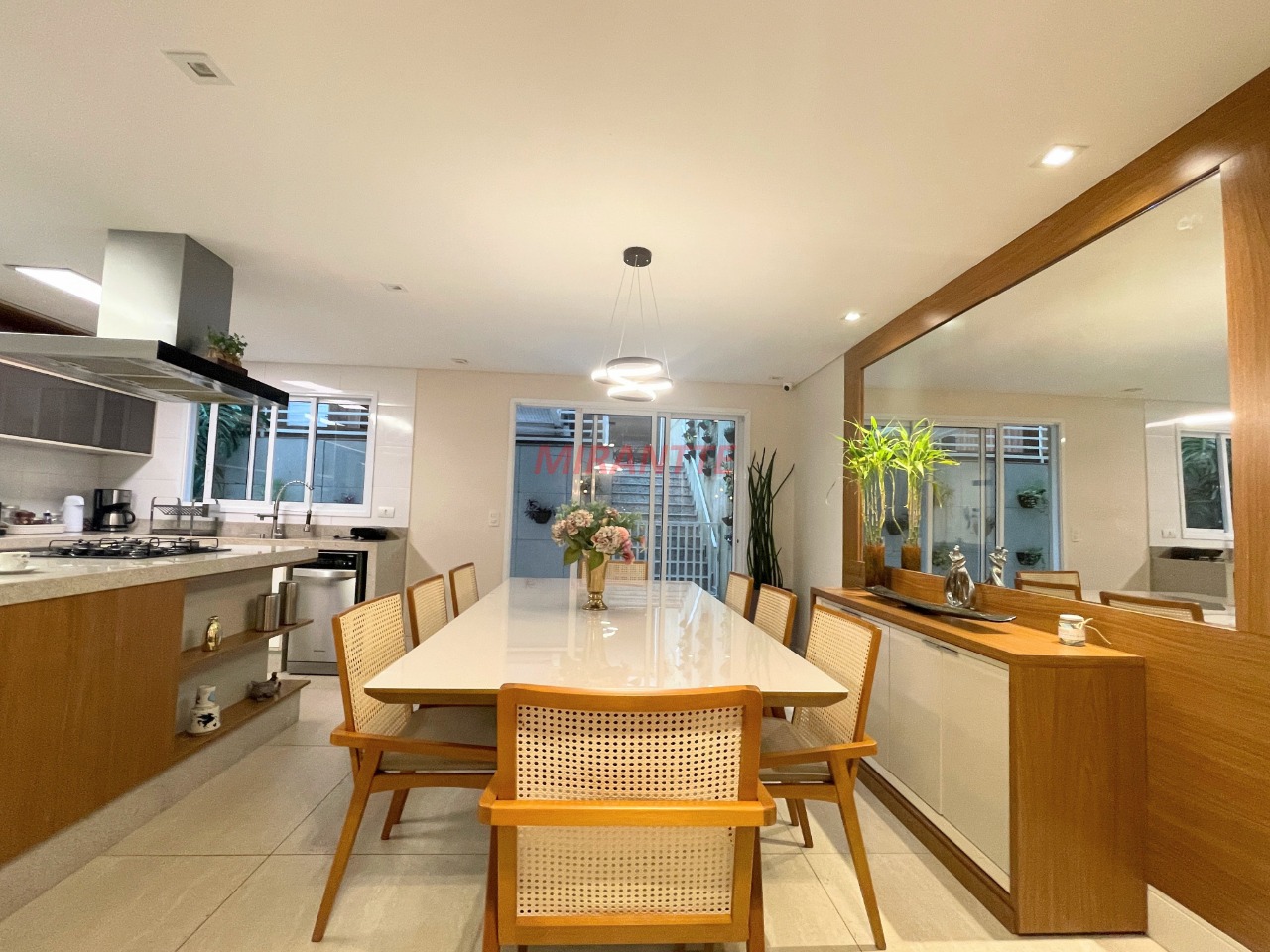 Sobrado de 240m² com 3 quartos em Santa Terezinha