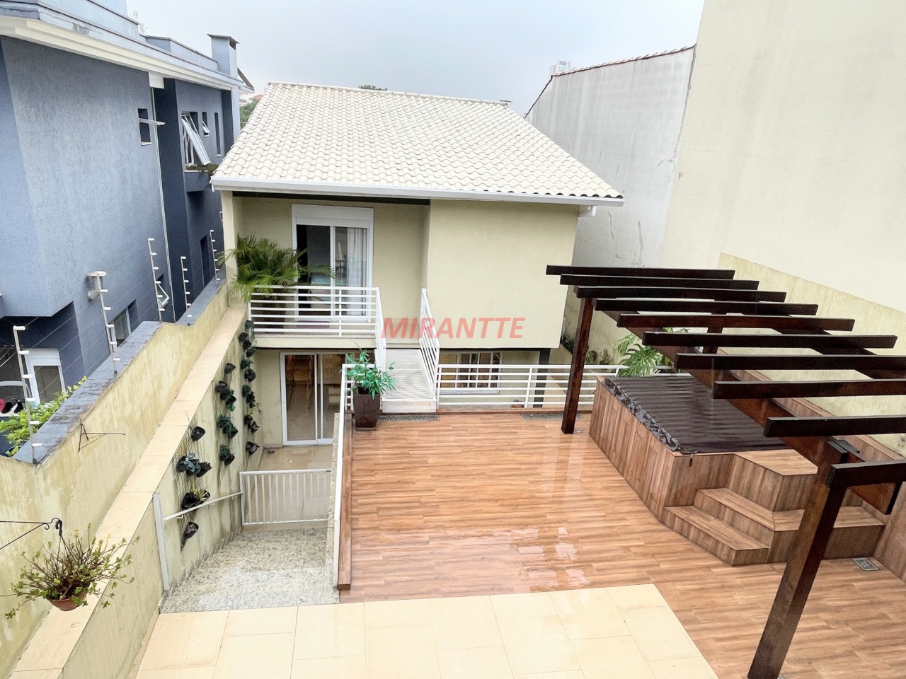 Sobrado de 240m² com 3 quartos em Santa Terezinha
